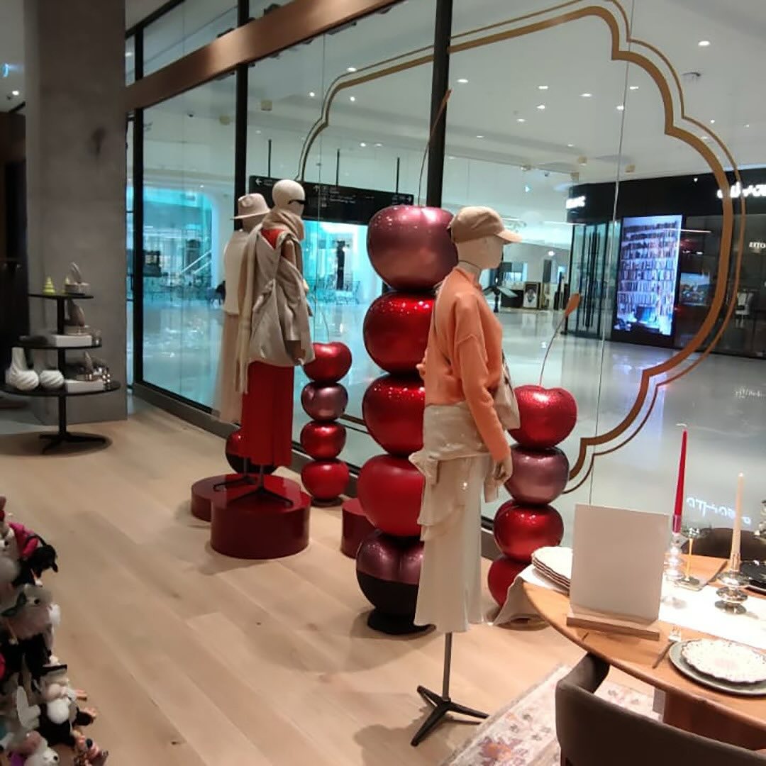 A fashion window shaped through objects, framing and spatial rhythm.