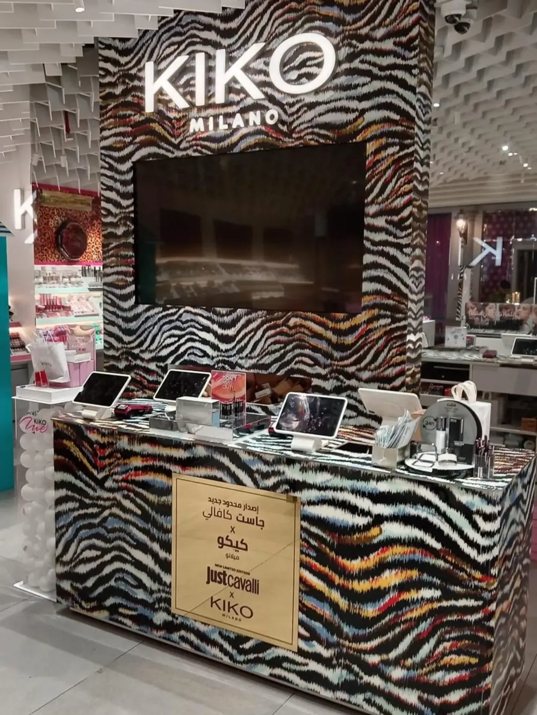 A distinctive campaign language translated across the retail space.